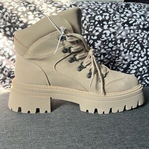 American eagle boots US8